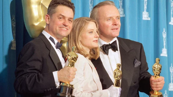 Der Regisseur Jonathan Demme (l-r), die Schauspielerin Jody Foster und der Schauspieler Anthony Hopkins bei der Oscarverleihung 1992. - &copy; Reed Saxon/AP/dpa