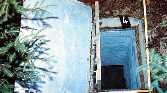 Die Reproduktion zeigt die Kiste, in der 1981 das zehnjährige Entführungsopfer Ursula Herrmann aus Eching am Ammersee (Oberbayern) erstickte, fotografiert bei einer Pressekonferenz im Jahr 2008 in Augsburg. - © Karl-Josef Hildenbrand/dpa