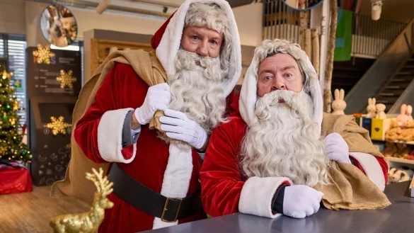 Wolfgang (Ludger Pistor) und G&uuml;nther (Armin Rohde, r) ermitteln in Weihnachtsmann-Kost&uuml;men. - &copy; Frank Dicks/WDR/dpa