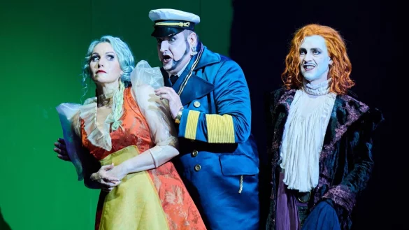 Senta (l-r, Daniela K&ouml;hler), Daland (Jens Larsen) und der Holl&auml;nder (G&uuml;nter Papendell) in der Komischen Oper. - &copy; Annette Riedl/dpa