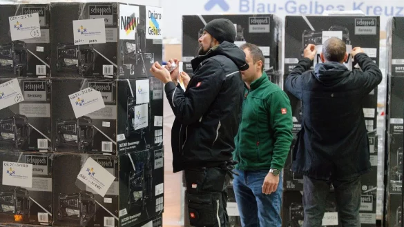 Mitarbeiter bereiten im Spendenlager vom Blau-Gelben Kreuz Paletten mit Stromgeneratoren f&uuml;r den Transport vor. - &copy; Henning Kaiser/dpa