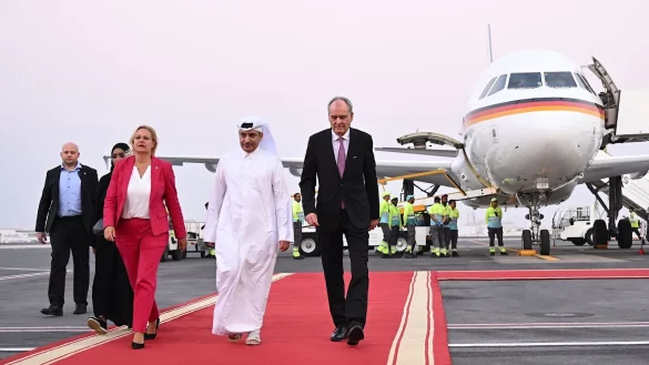 Nancy Faeser (SPD), Bundesministerin des Innern und Heimat, wird am Flughafen von Doha empfangen. - &copy; Britta Pedersen/dpa