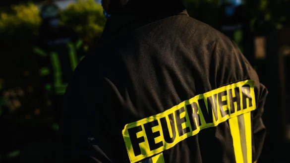 Ein Feuerwehrmann in Schutzkleidung. - &copy; Philipp von Ditfurth/dpa/Symbolbild