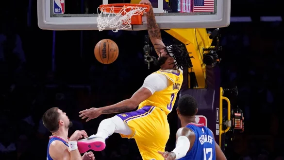 Lakers-Forward Anthony Davis (M) beim Dunking. - © Mark J. Terrill/AP/dpa