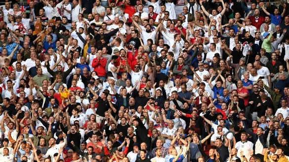 Ungeachtet aller Corona-Warnungen verfolgten &uuml;ber 60.000 Zuschauer das englische Halbfinale im Wembley-Stadion. - &copy; Andy Rain/Pool EPA/AP/dpa