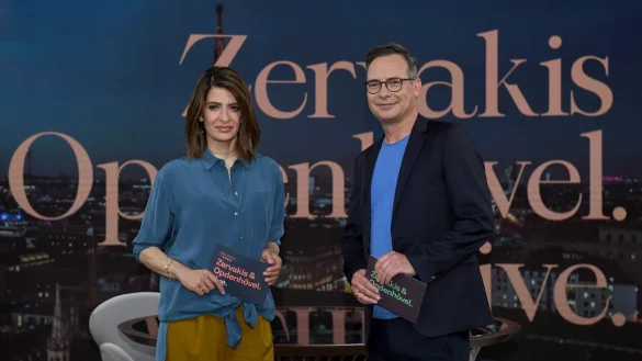 Die Moderatorin Linda Zervakis und der Moderator Matthias Opdenh&ouml;velpausieren in den n&auml;chsten Wochen. - &copy; Felix H&ouml;rhager/dpa