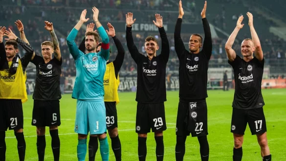 Frankfurts Spieler jubeln nach der Partie mit den Fans. - &copy; Marius Becker/dpa