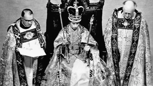 K&ouml;nigin Elizabeth II. tr&auml;gt bei ihrer Kr&ouml;nung im Jahr 1953 in der Westminster Abbey die Edwardskrone. - &copy; -/PA Wire/dpa