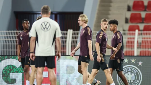 Dortmunds Youssoufa Moukoko (l) ist der j&uuml;ngste Spieler der WM. - &copy; Christian Charisius/dpa