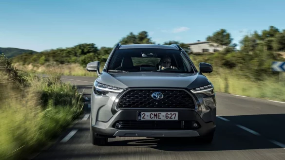 Der Toyota Corolla Cross tritt nicht nur robuster auf als der konventionelle F&uuml;nft&uuml;rer. Das Kompakt-SUV bietet auch eine h&ouml;here Sitzposition und einen erweiterten Aktionsradius. - &copy; Toyota Motor Corporation/dpa-mag