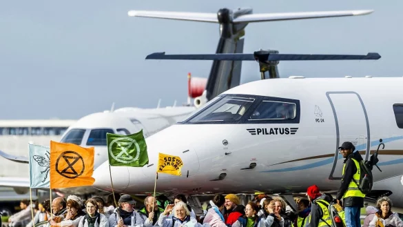 Klima-Aktivisten blockieren Privatjets auf dem Flughafen Schiphol. - © Remko De Waal/ANP/dpa
