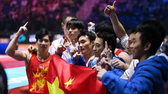 Das chinesische Turn-Team feiert den Sieg. - &copy; Marijan Murat/dpa