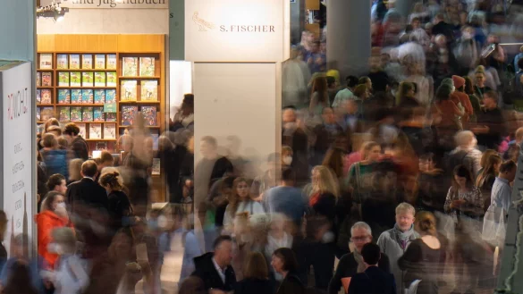 Besucher gehen w&auml;hrend der Frankfurter Buchmesse durch einen Gang. - &copy; Sebastian Gollnow/dpa