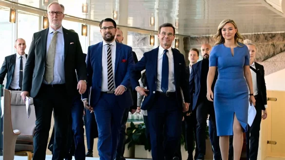 Johan Pehrson (l-r), Chef der Liberalen, Jimmie Akesson, Chef der Schwedendemokraten, Ulf Kristersson, Chef der Moderaten Sammlungspartei und Ebba Busch, Chefin der Christdemokraten haben sich auf eine Regierungsgrundlage geeinigt. - &copy; Jonas Ekstr&ouml;mer/Tt/TT News Agency/AP/dpa