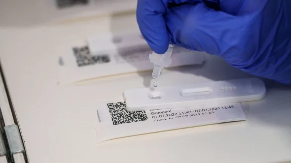 Ein Corona-Test soll f&uuml;r Sch&uuml;ler oder Kita-Kinder bei Verdacht auf eine Corona-Infektion nun doch nicht verpflichtend sein. - &copy; Andreas Arnold/dpa