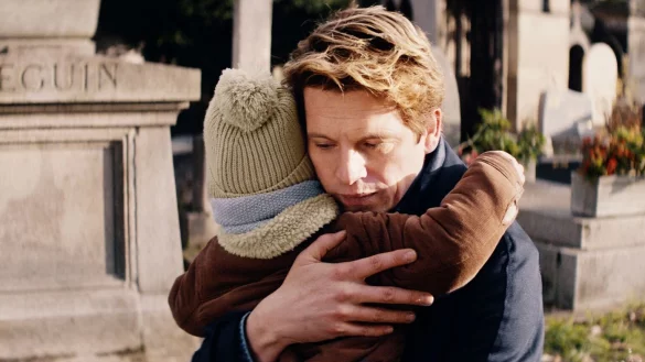 Pierre Deladonchamps als Antoine Leiris mit Kind in einer Szene des Films &laquo;Meinen Hass bekommt ihr nicht&raquo;. - &copy; -/TOBIS Film GmbH/dpa