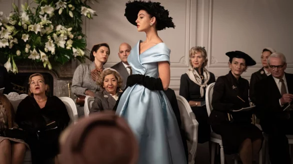 Alba Baptista (M) als Natasha in einer Szene des Films &laquo;Mrs. Harris und ein Kleid von Dior&raquo;. - &copy; David Lukacs/Ada Films Ltd/dpa