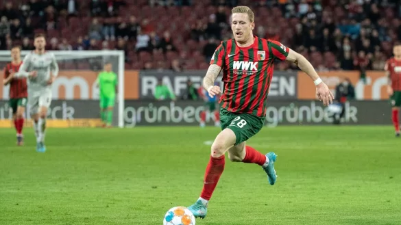 Augsburgs Stürmer André Hahn ist am Knie operiert worden. - © Matthias Balk/dpa