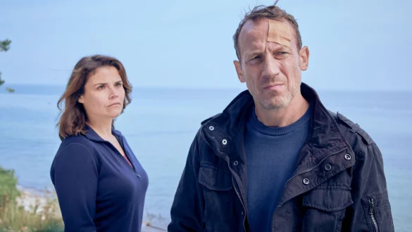 Nina Petersen (Katharina Wackernagel) m&ouml;chte von ihrem Ex-Freund Benjamin Lietz (Wotan Wilke M&ouml;hring) wissen, was er in Stralsund zu suchen hat. - &copy; Sandra Hoever/ZDF/dpa