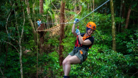 In luftiger H&ouml;he durch einen der &auml;ltesten Regenw&auml;lder der Erde: Das geht im neuen Park von Treetops Adventure im Norden Queenslands. - &copy; Treetops Adventure/Tropical North Queensland/dpa-tmn