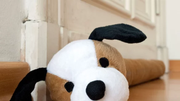 Nicht nur niedlich, sondern n&uuml;tzlich: Sind die T&uuml;ren undicht, helfen T&uuml;rstopper Energie zu sparen. - &copy; Andrea Warnecke/dpa-tmn