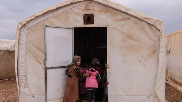 Syrische Kinder in einem Fl&uuml;chtlingslager nahe der Grenze zur T&uuml;rkei. - &copy; Anas Alkharboutli/dpa