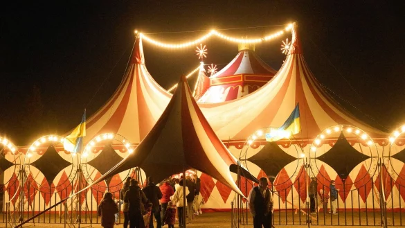 Besucher und Besucherinnen stehen vor einem Zirkus Schlange. - &copy; Thomas Frey/dpa/Symbolbild
