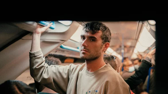 Der britische Multi-Instrumentalist Fred Again f&auml;ngt fl&uuml;chtige Momente ein. - &copy; Theo Batterham/Warner Music International/dpa