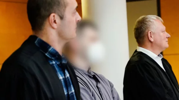 Der Hauptangeklagte (m.) im Verhandlungssaal des Landgerichts in Kaiserslautern. - &copy; Uwe Anspach/dpa