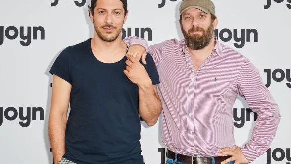Die f&uuml;nfte Staffel &laquo;jerks.&raquo; mit Christian Ulmen (r) und Fahri Yardim ist von Februar 2023 an zu sehen. - &copy; Annette Riedl/dpa