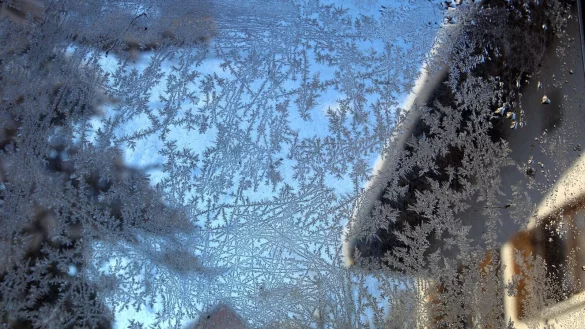 Frostige Aussichten: An Wintertagen mit Minusgraden k&ouml;nnen Leitungen im Keller und Dachgeschoss sowie in Anbauten mit mehreren Au&szlig;enw&auml;nden gefrieren. - &copy; Karl-Josef Hildenbrand/dpa/dpa-tmn