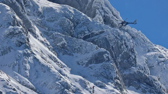 Bergretter suchen am Hochkalter bei Ramsau unter schwierigen Bedingungen nach einem 24-jährigen Bergsteiger. - © Markus Leitner/BRK Berchtesgadener Land/dpa