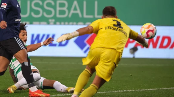 Der F&uuml;rther Armindo Sieb (M) erzielt den Treffer zum 1:0 gegen den Hamburger SV. - &copy; Daniel Karmann/dpa