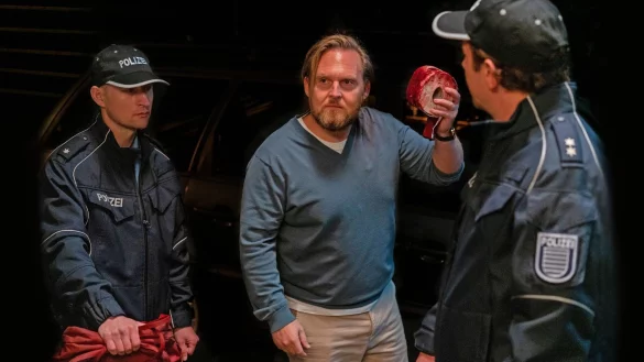 Lars (Axel Stein, M.) will den Polizisten erkl&auml;ren, was passiert ist. - &copy; Oliver Vaccaro/ZDF/dpa