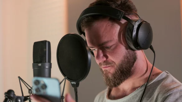 Rapper Artjom in der Tonkabine - eine Szene aus &laquo;Jedes Wort ein Sieg - Mein Stottern h&auml;lt mich nicht auf&raquo;. - &copy; Vita Spie&szlig;/ZDF/dpa