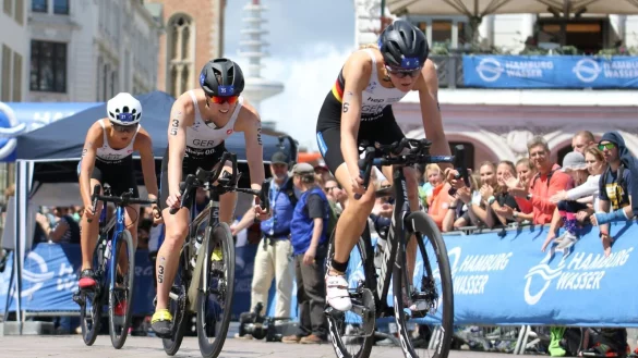 Lena Meißner (M) beim Triathlon in Hamburg. - © Markus Tischler/dpa