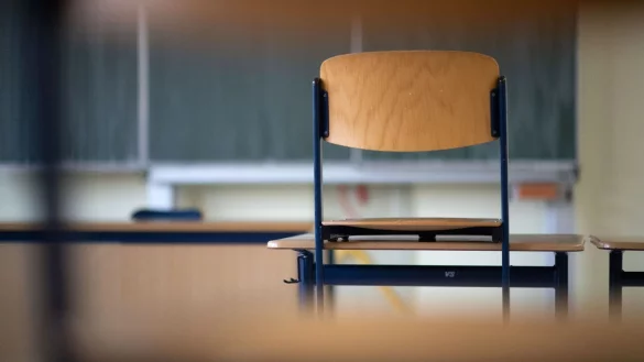 Ein Stuhl steht in einem Klassenzimmer auf dem Tisch. - © Marijan Murat/dpa/Symbolbild