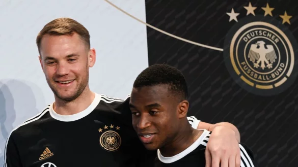 Manuel Neuer (l) und Youssoufa Moukoko bei der Pressekonferenz in Katar. - &copy; Federico Gambarini/dpa