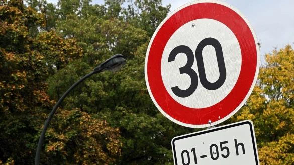 Ein Tempo 30-Schild steht an einer Stra&szlig;e. - &copy; Federico Gambarini/dpa