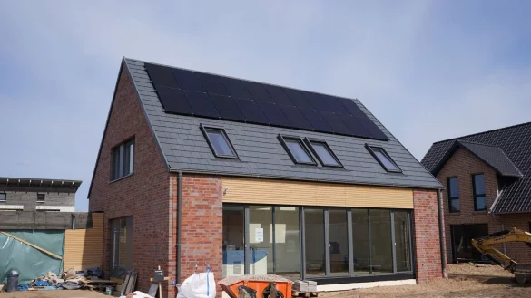 Auf dem Dach eines neuen Einfamilienhauses ist eine Photovoltaik-Anlage installiert. - &copy; Marcus Brandt/dpa/Archivbild