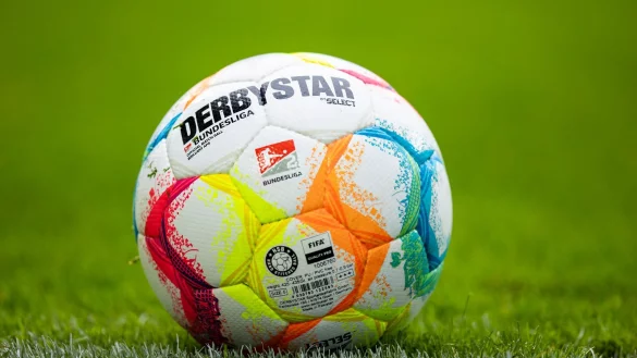 Das Bundesliga-Topspiel k&ouml;nnte k&uuml;nftig um 20:30 Uhr stattfinden. - &copy; Tom Weller/dpa