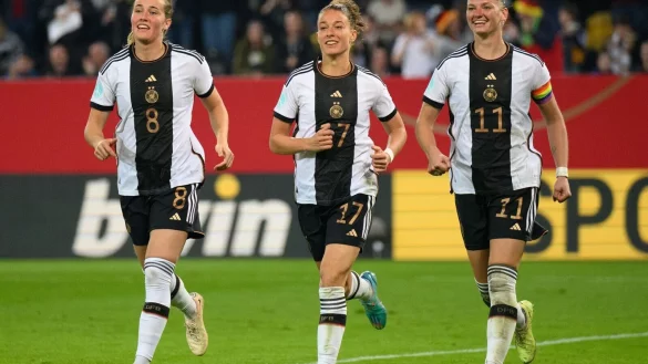 Alexandra Popp (r) jubelt nach ihrem Tor zum 2:0 mit Sydney Lohmann (l) und Felicitas Rauch. - © Robert Michael/dpa