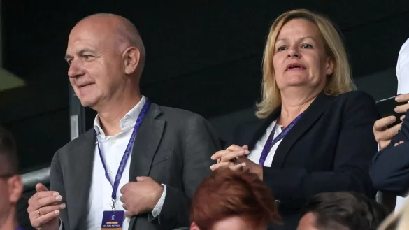 Reisen gemeinsam nach Katar: DFB-Präsident Bernd Neuendorf und Bundesinnenministerin Nancy Faeser. - © Sebastian Gollnow/dpa