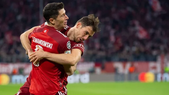 Früher waren Robert Lewandowski und Leon Goretzka Mitspieler, am Mittwoch sind sie in der Champions League Gegner. - © Sven Hoppe/dpa