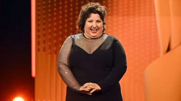 Schauspielerin Meltem Kaptan steht auf einer B&uuml;hne. - &copy; Britta Pedersen/dpa/Archivbild