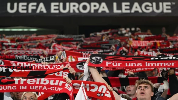 Die Freiburger Fans machen Stimmung - leider auch mit Pyrotechnik. - &copy; Marijan Murat/dpa