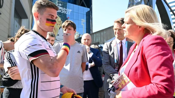 Bundesinnenministerin Nancy Faeser (SPD) spricht mit Deutschland-Fan Bengt Kunkel &uuml;ber den Vorfall im Stadion. - &copy; Federico Gambarini/dpa