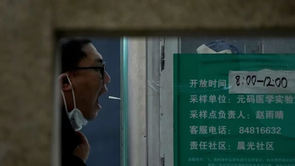 Ein Mann l&auml;sst sich in Peking auf das Coronavirus testen. - &copy; Andy Wong/AP/dpa