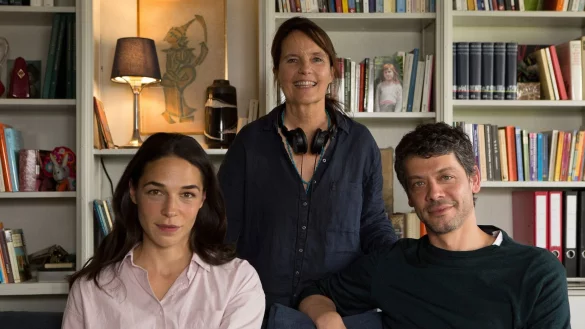 Undatierte Aufnahme von Judith Bohle (Katinka, l-r), Caroline Link (Regie) und Carlo Ljubek (Tom). - &copy; Julia von Vietinghoff/ZDF/dpa