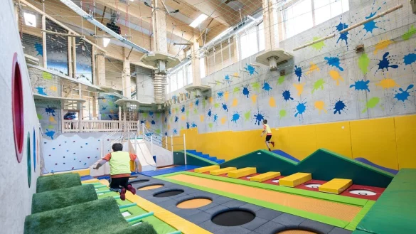 Eltern sollten in Indoor-Spielhallen auf m&ouml;gliche Gefahrenquellen achten. - &copy; Patrick Seeger/dpa/dpa-tmn